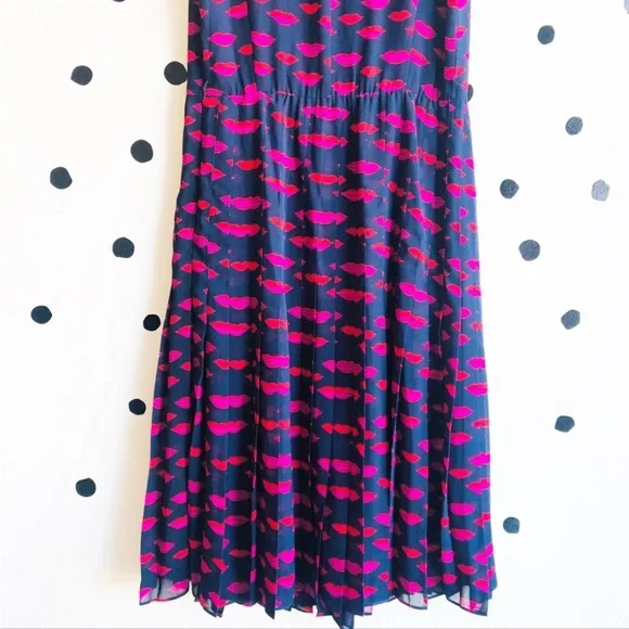 Halogen Sleeveless Pleated Dress Navy Lip Print 6 - Picture 7 of 9